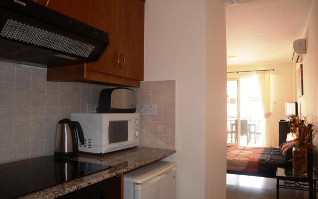 Studio with shower room E5, full kitchen, poolside, FREE WIFI
