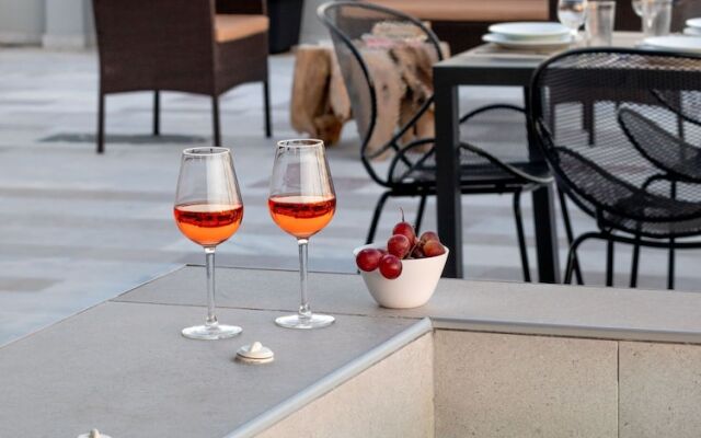 Thisean Modern Suites by Athens Stay