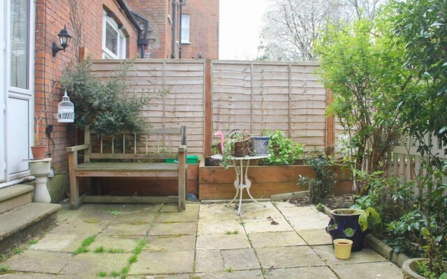 Spacious 1 Bedroom Apartment With Garden