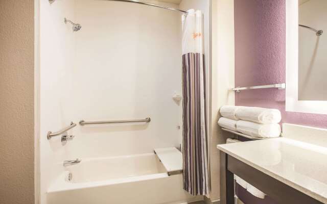 La Quinta Inn & Suites by Wyndham Dallas Plano - The Colony