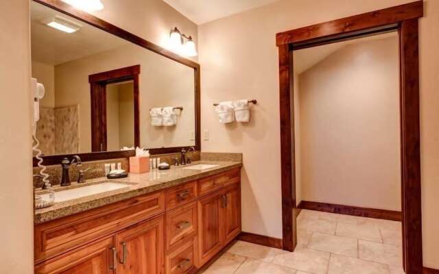 Ski in, Ski out 2 Bedroom Mountain Condo at the Base of Peak 7 with Quick Access to Historic Downtown Breckenridge