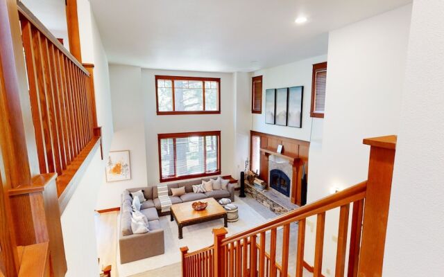 Timbers 6 Updated and Pet-Friendly, Private Jacuzzi, Private Garage by RedAwning