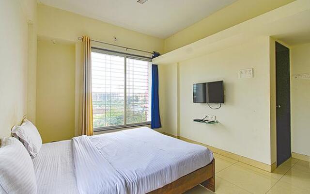 Fab Hotel Golden Leaf