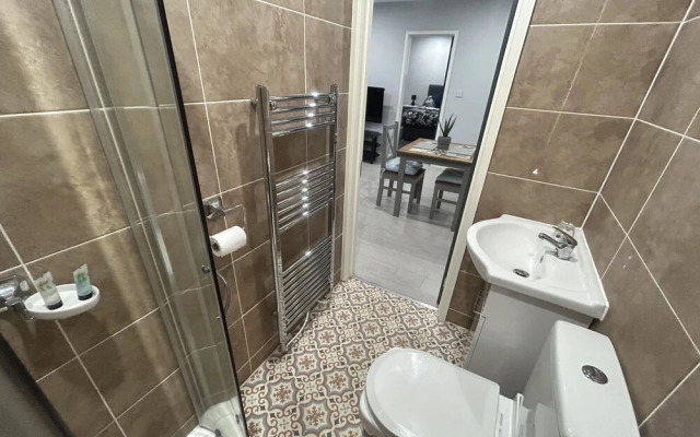 Private Luxury Apartment - Free Parking & Wi-fi