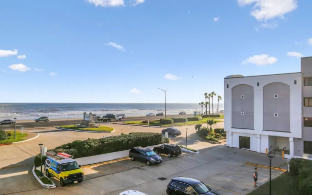 Casa Del Mar 208 - Red, White & Beach