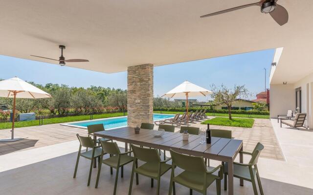 Modern holiday home in Novigrad with swimming pool