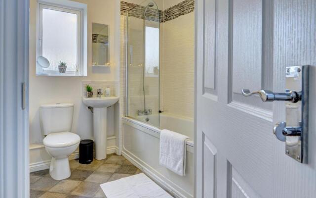 MBIZ Apartment - En-suite with Allocated Parking