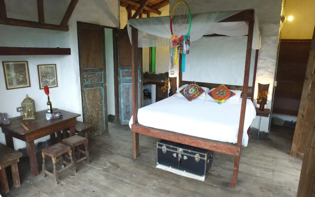Viga Vieja Cabaña Rustica by Nomad Guru