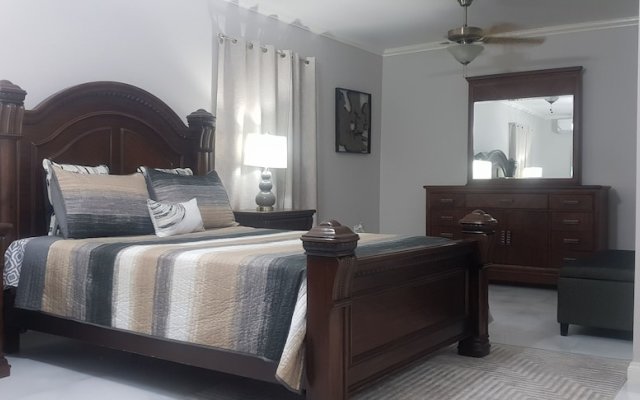 5 Star Fresh And Clean Condo In New Kingston