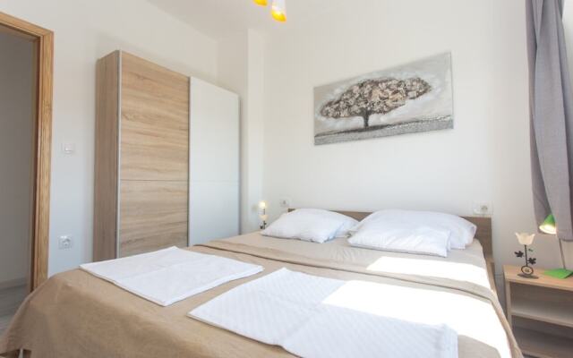 Sea View Apartments Pink & Floyd