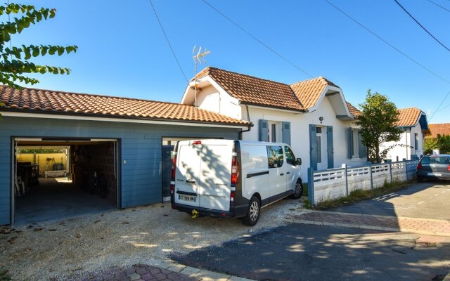 Charming Holiday Home in La Teste-de-buch With Swimming Pool