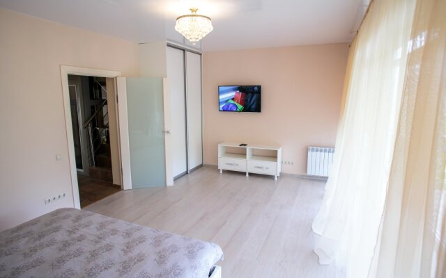 Townhouse on Belykh Akatsiy Guest House