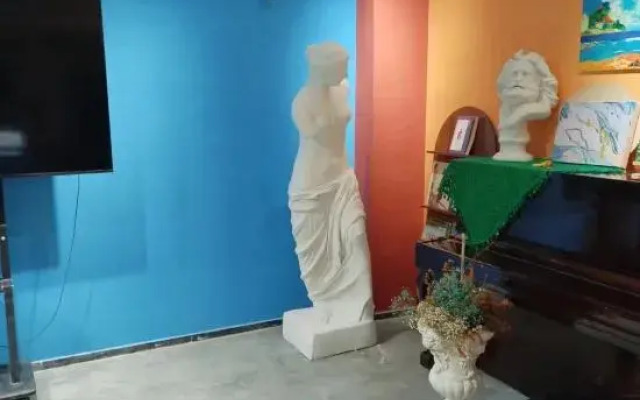 Sanya Yomovo – Bridge House Art Inn