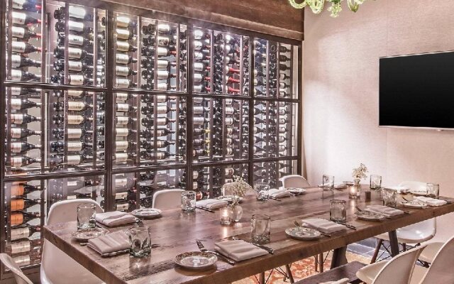 Le Méridien Columbus, The Joseph