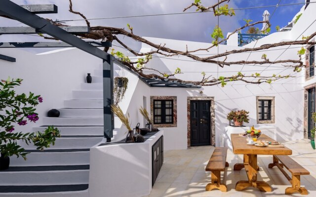Firalia, Casa In Rock Suites