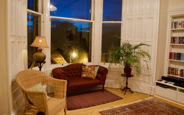 Traditional 3 Bedroom Home With Garden Access