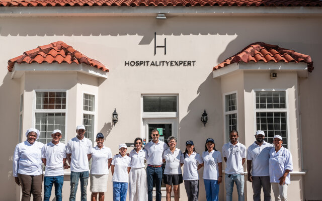 HOSPITALITYEXPERT 2BR Penthouse, MoBay, Sleeps 5 - Beach, Pool & Private Chef
