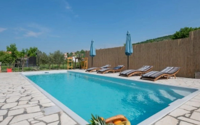 Adorable Holiday Home With Swimming Pool