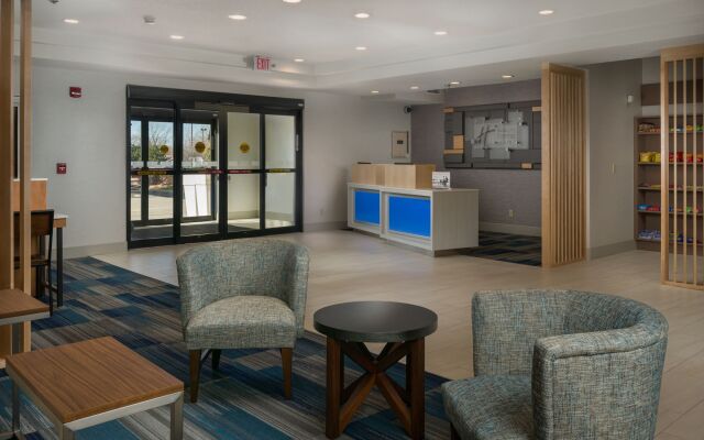 Holiday Inn Express & Suites Lawrence by IHG