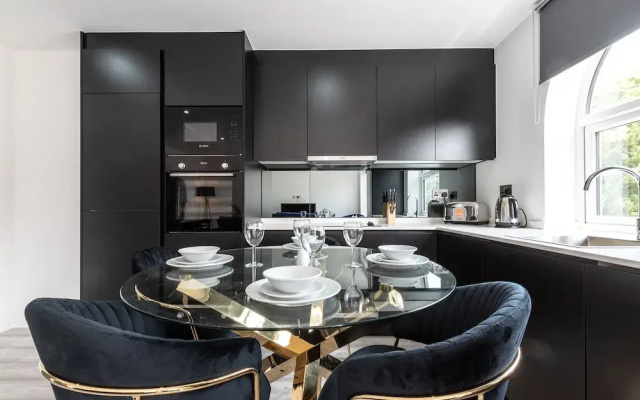 Luxurious 2 Bedroom Apartment - Free Parking