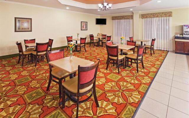 La Quinta Inn & Suites by Wyndham Columbus TX