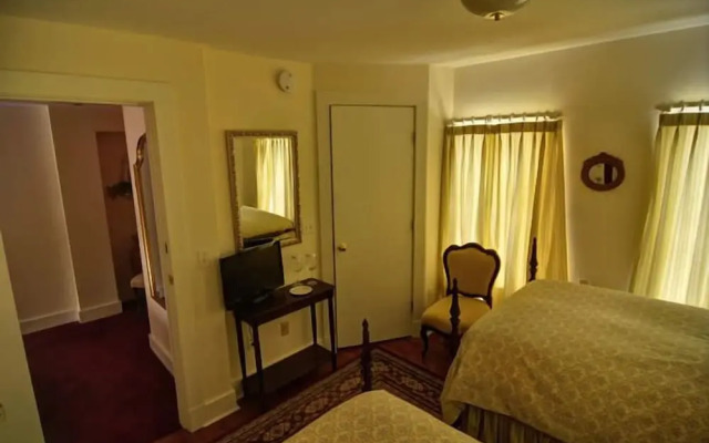 RiverWood Inn