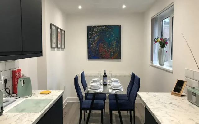 Stylish Modern 3-bed House nr Manchester City ctr