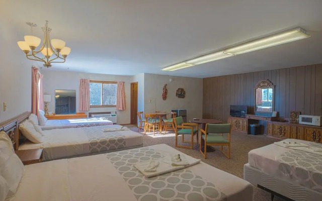 Love Hotels Tomahawk by OYO at Lake Mohawksin WI