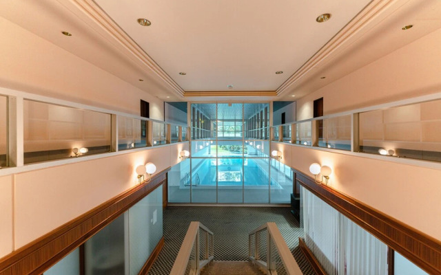 Designer 1BR Apartment with Pool & Prkg