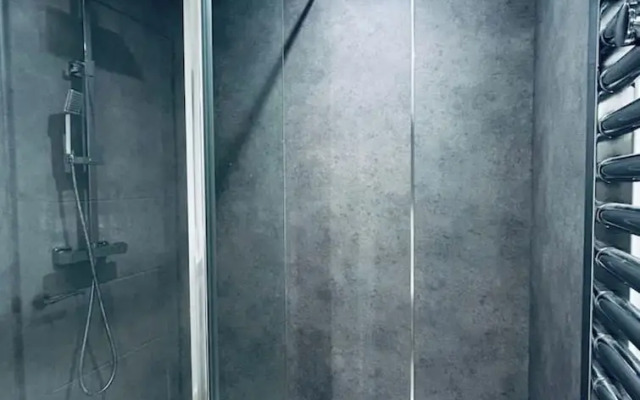 Lodge - Sleeps 18, pet Friendly & Free Parking