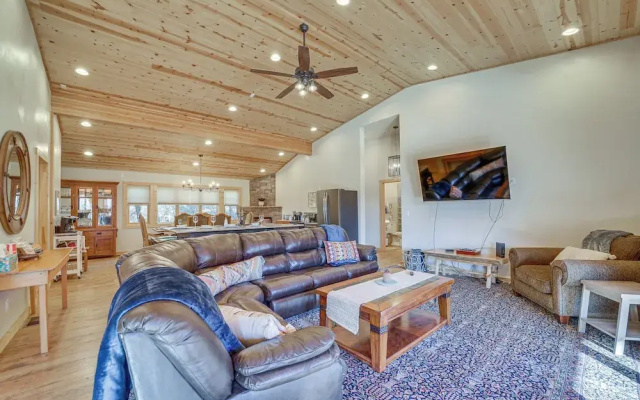 'lavender Lodge' Mountain-view Pine Cabin w/ Deck