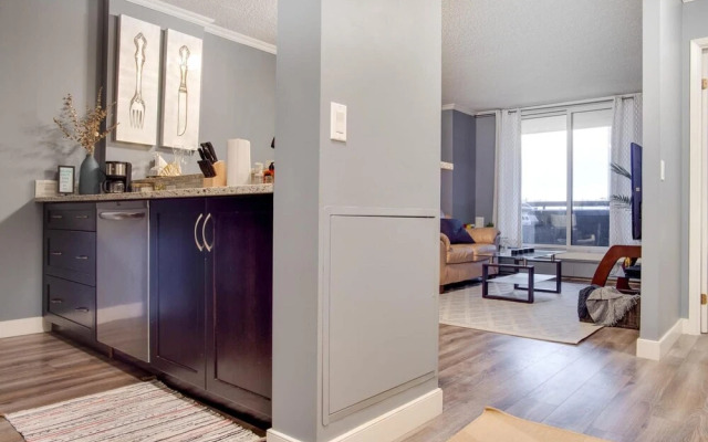 Cozy and Central DT Home w Gym Coffee Parking BBQ