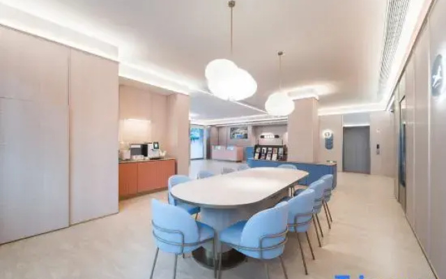 HanTing Hotel (Xiangyang Gucheng Yufeng Century Plaza)