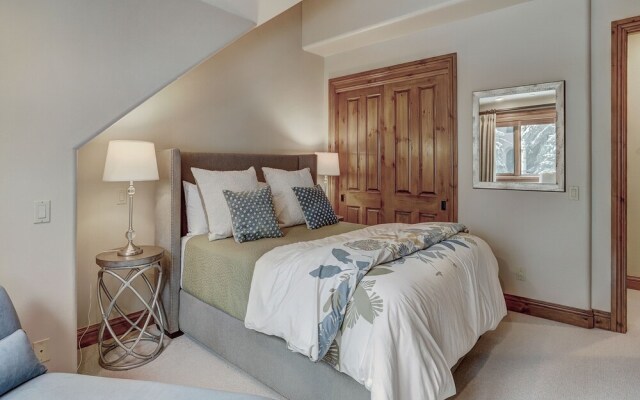 High Ceilings, Natural Light- 3 Bedroom Arrowhead Ge Condo by RedAwning