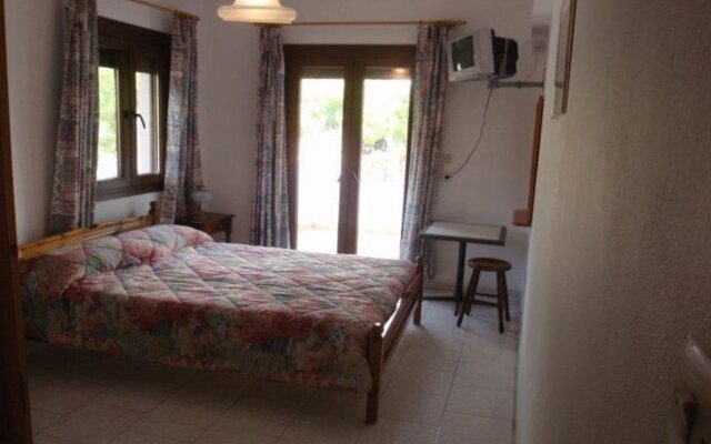 Alekos Rooms and Apartments