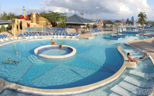 Hotel Breezes Trelawny Resort & Spa