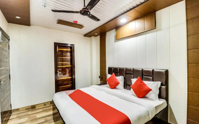 OYO 65601 JPS Galaxy Hotel