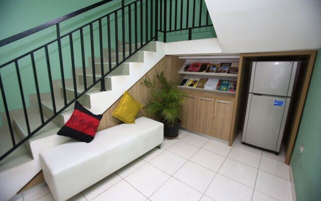 RedDoorz Karet Pedurenan