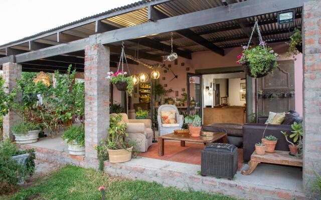 Ebonymoon Guest House and Studio