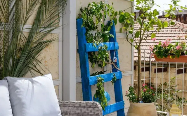 Design & Veranda next to Mahane Yehuda Market by FeelHome