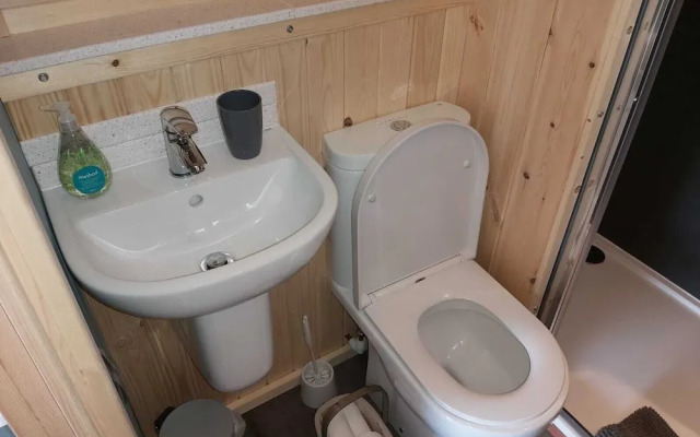 Orchard Glamping -willow Pod