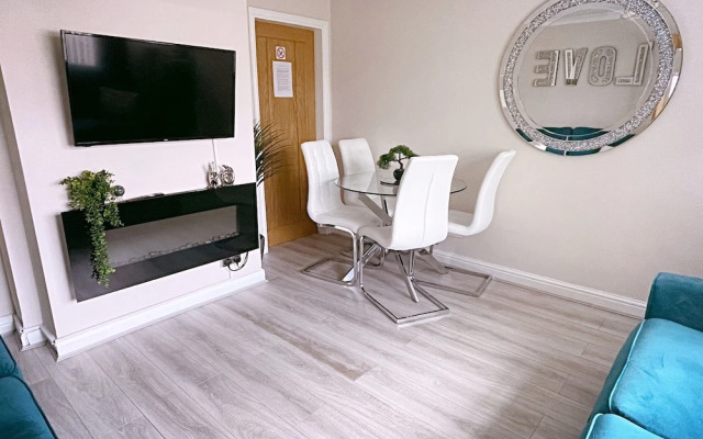 The Serene Stays - 3 Bed Home in Oldham Manchester