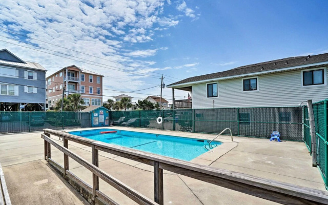 Condo w/ Balcony & Pool: Walk to 2 Beach Accesses!