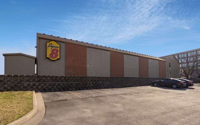 Super 8 by Wyndham Kansas City Airport North