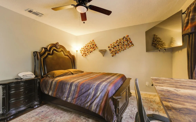 4 Mi to Iah: Suburban Houston Townhome