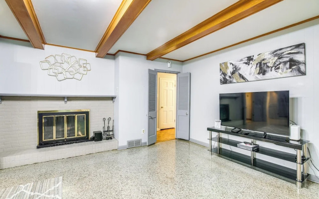 Walk to Graceland: Spacious Memphis Home!