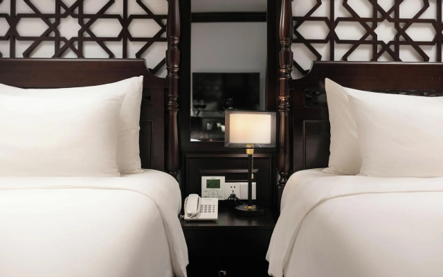 May de Ville Crown Hotel
