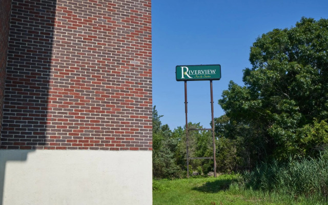 Riverview Inn & Suites