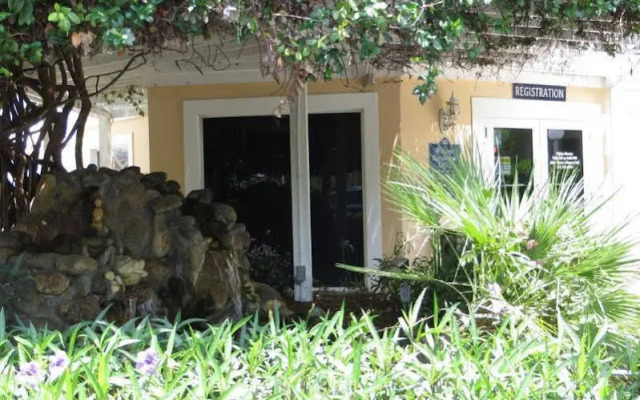 Royal Mansions Resort