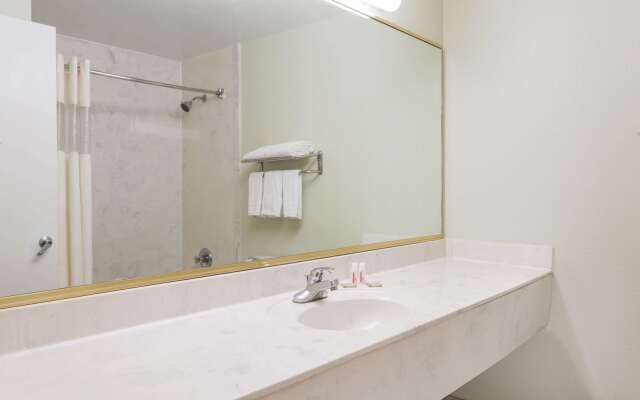 Super 8 by Wyndham Hull Street Midlothian / Richmond Area